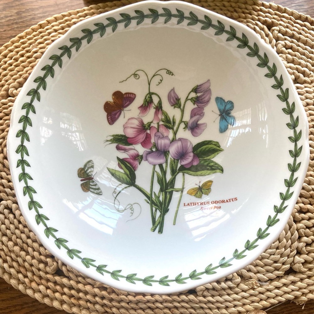 New Gift Boxed Portmeirion Botanic Garden scalloped edge footed bowl. - Picture 2 of 12